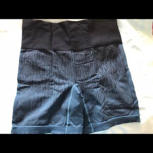 Lululemon size 6 stretch yoga shorts